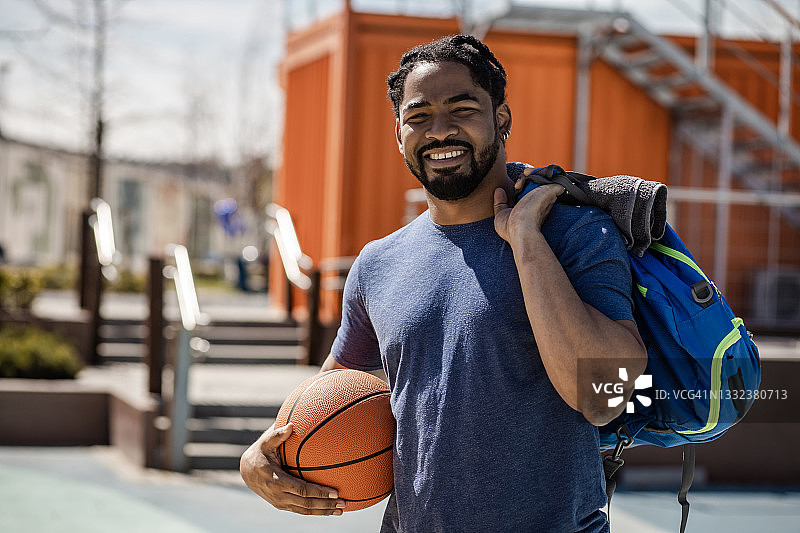 一个街头篮球运动员的肖像图片素材