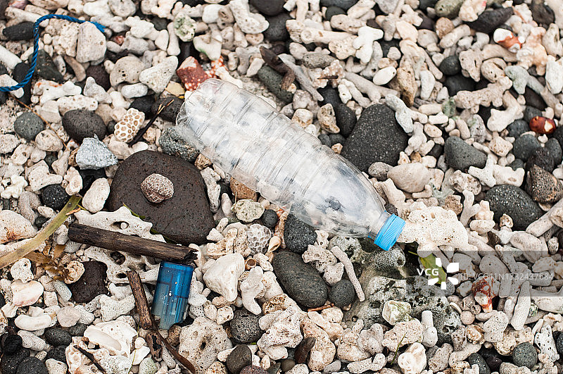 在沙滩上清空一次性水瓶的塑料图片素材