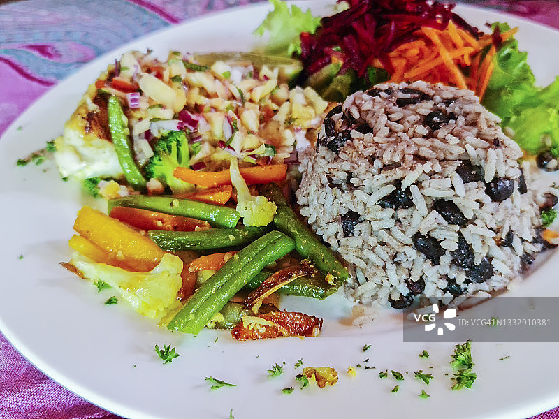 哥斯达黎加加勒比菜:米饭和豆类，鱼和沙拉图片素材