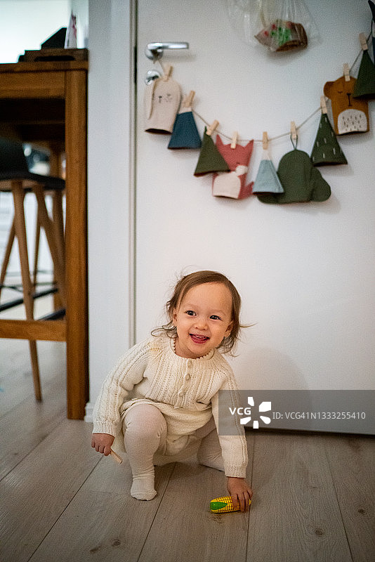 在挪威的奥斯陆，一名身穿白色连衣裙的女婴图片素材