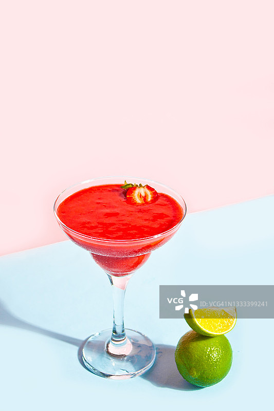 冷草莓玛格丽塔鸡尾酒或代基里鸡尾酒加酸橙和朗姆酒图片素材