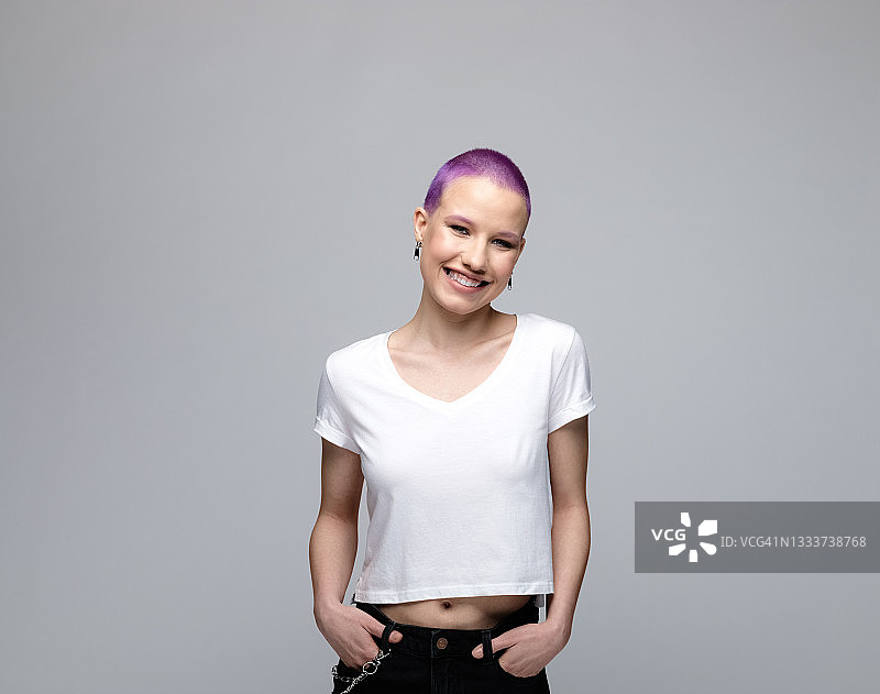 开朗的年轻女子，紫色短发图片素材