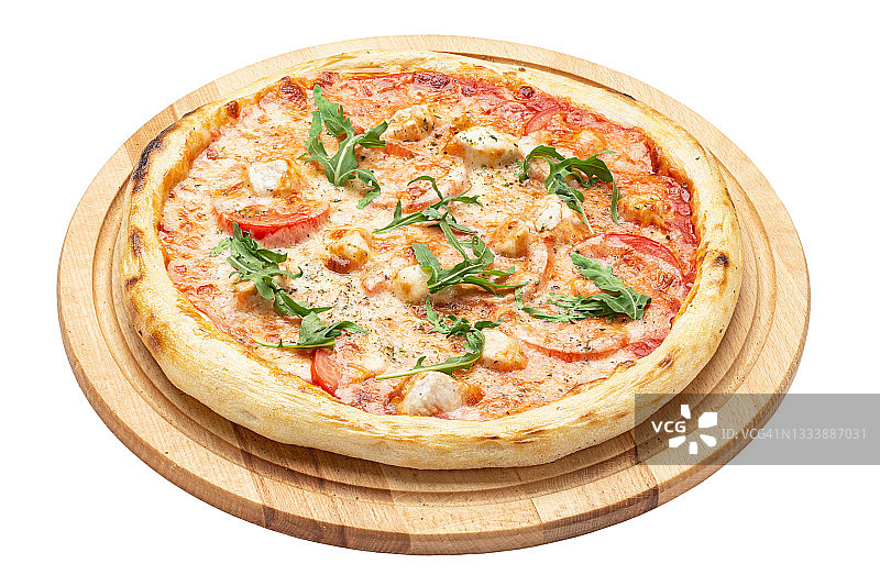 美味的披萨放在白色背景的木制盘子上。餐厅或披萨店广告传单和海报的概念。图片素材