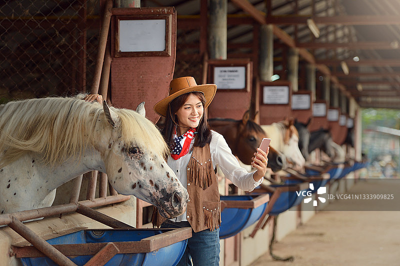 女牛仔马厩工作。马场复古女性概念图片素材