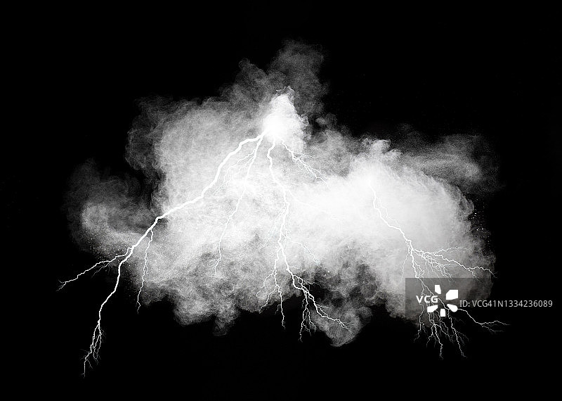 爆炸伴随着白色烟雾和黑色背景下的闪电。图片素材
