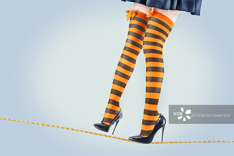 女人的腿在条纹长袜上系着绳子图片素材