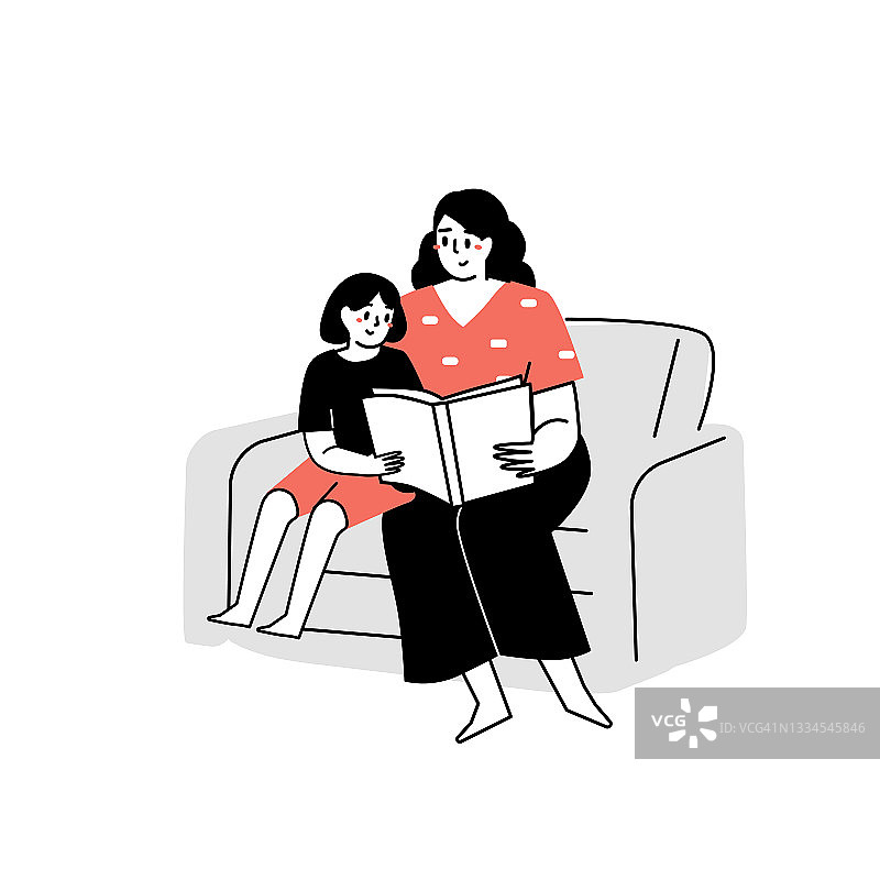 妈妈给孩子读了一本书。阅读一本书。家庭时间。阅读的孩子。家阅读文献图片素材