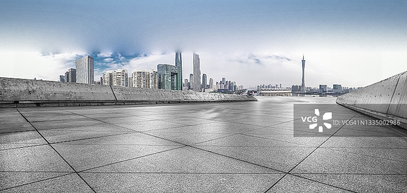 远处的石头平台通道和高层建筑。中国广东省广州市图片素材