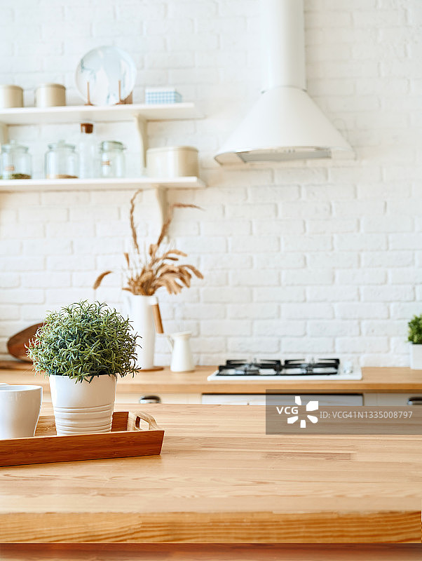 厨房木制桌面和厨房模糊背景室内风格斯堪的纳维亚图片素材