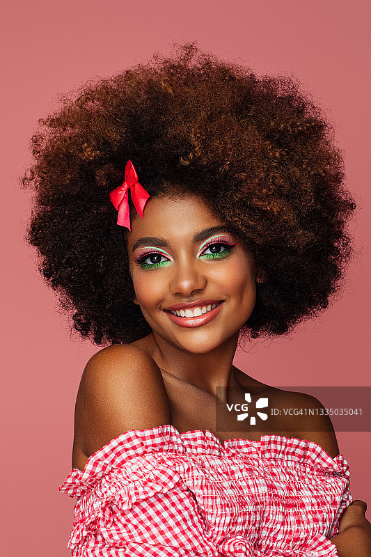 年轻漂亮的非洲式发型女人图片素材