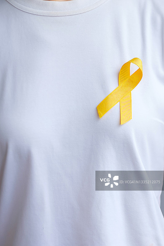 预防自杀日，肉瘤，骨癌，膀胱癌和儿童癌症宣传月，支持人们生活和疾病的黄丝带。儿童保健和世界癌症日的概念图片素材