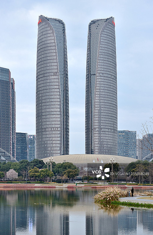 中国四川成都天府国际金融中心的双子塔和湖面倒影图片素材