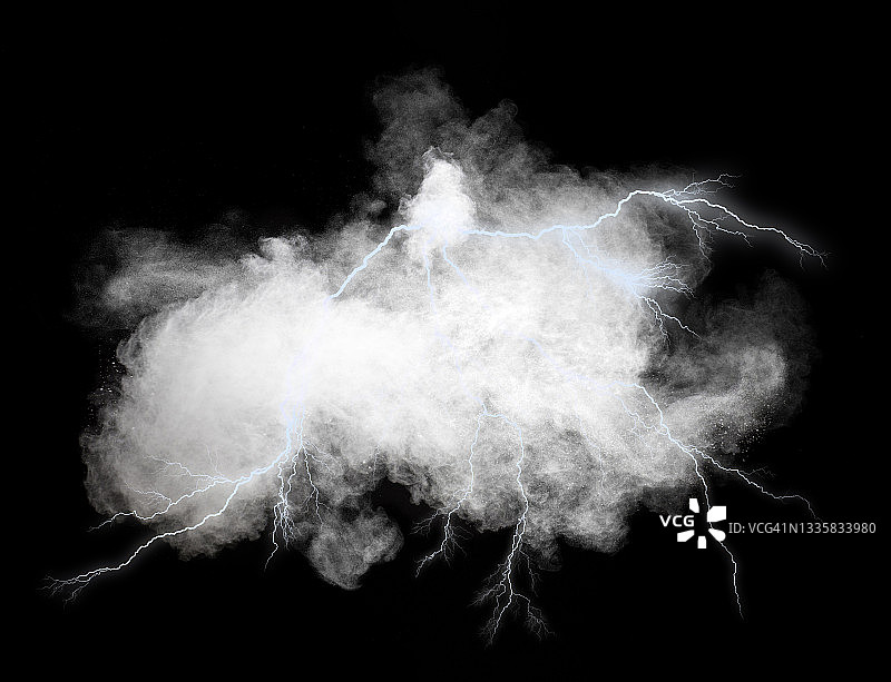 白色烟雾云与光线和闪电在黑色的背景。图片素材