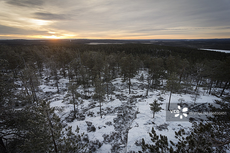 白雪覆盖的芬兰拉普兰森林的高角度日落视图图片素材