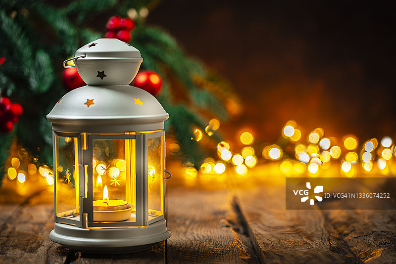 圣诞灯笼放在质朴的木桌上图片素材