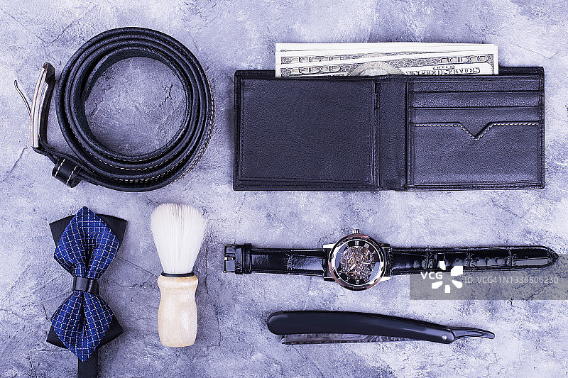 男人的腰带，钱包，蝴蝶结，钟表和剃刀图片素材