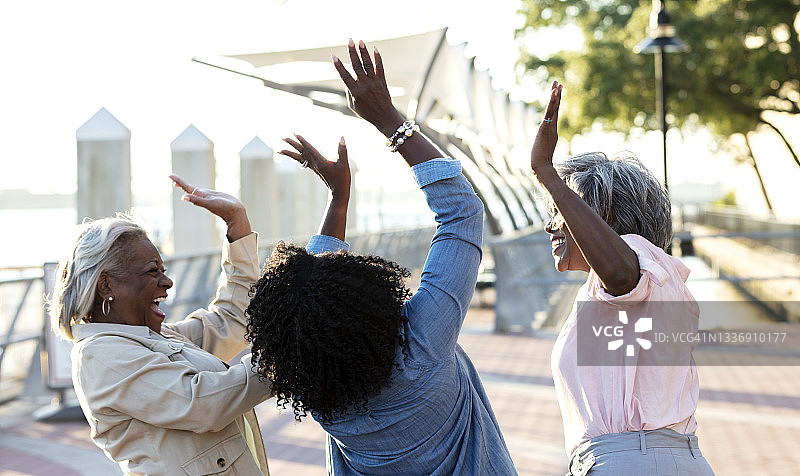 非裔美国老年女性会击掌庆祝图片素材