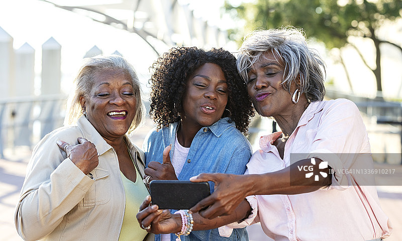 三名资深非裔美国女性在户外自拍图片素材