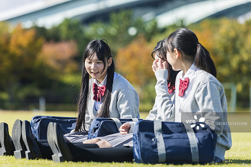 一个高中生坐在草坪上图片素材