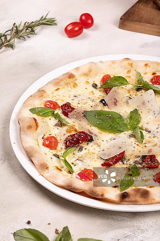白色背景木板上的意大利罗马披萨图片素材