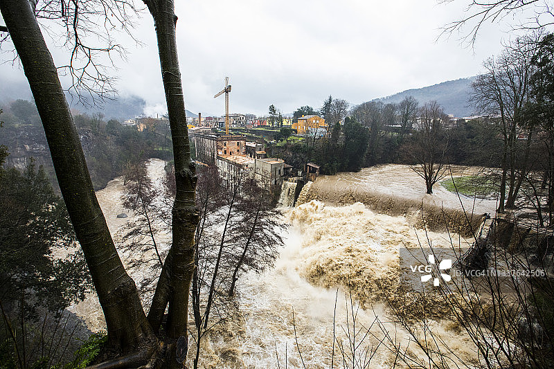 西班牙赫罗纳，La Garrotxa, Sant Joan Les Fonts洪水。2020年1月。图片素材