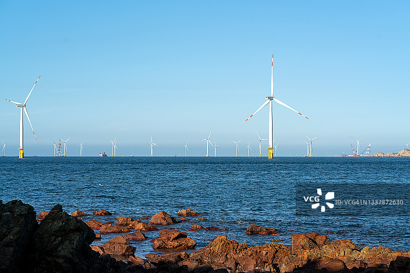 海岸线上的风力涡轮机俯瞰着大海图片素材