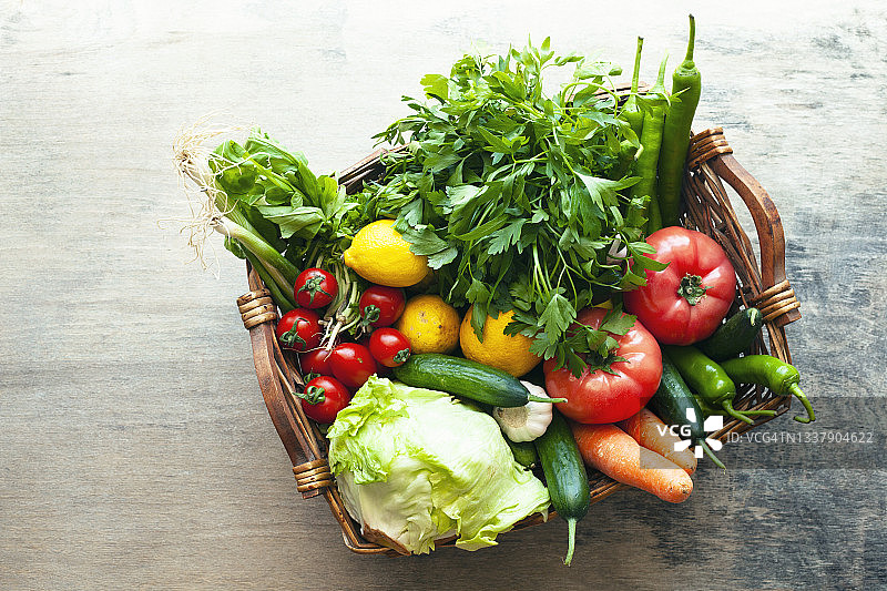 篮子里的蔬菜是木制背景上的有机蔬菜图片素材