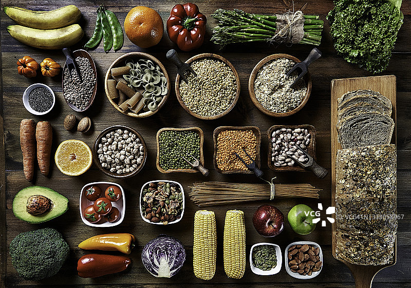 在质朴的木桌上膳食纤维新鲜素食和豆类的顶部视图。健康食品的主题。图片素材