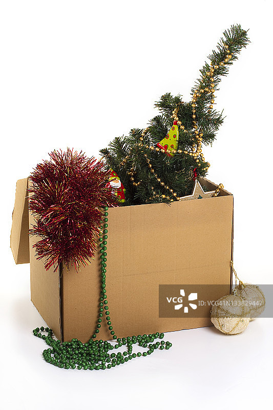 装在盒子里的圣诞树和装饰品图片素材