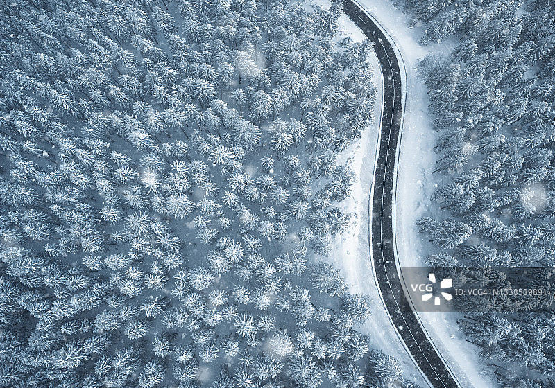 弯曲的道路在冬天图片素材