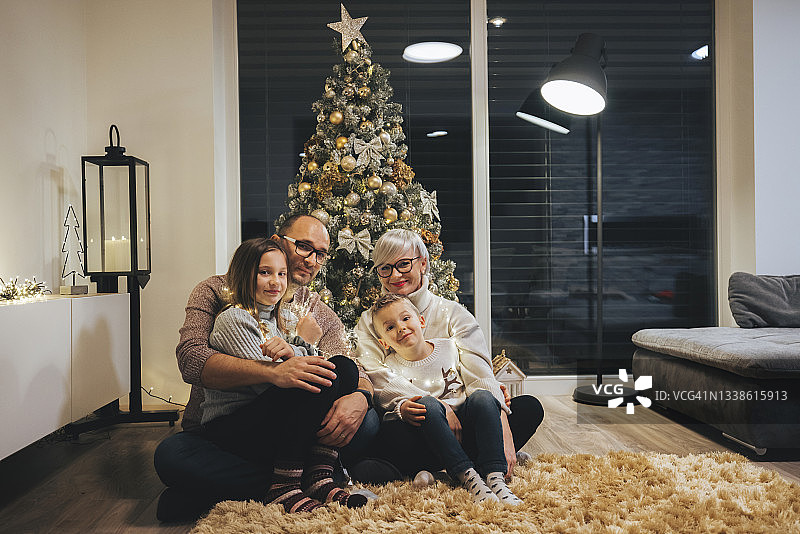 voa慢速英语:家人团聚过圣诞节扫描二维码方便学习和分享图片素材