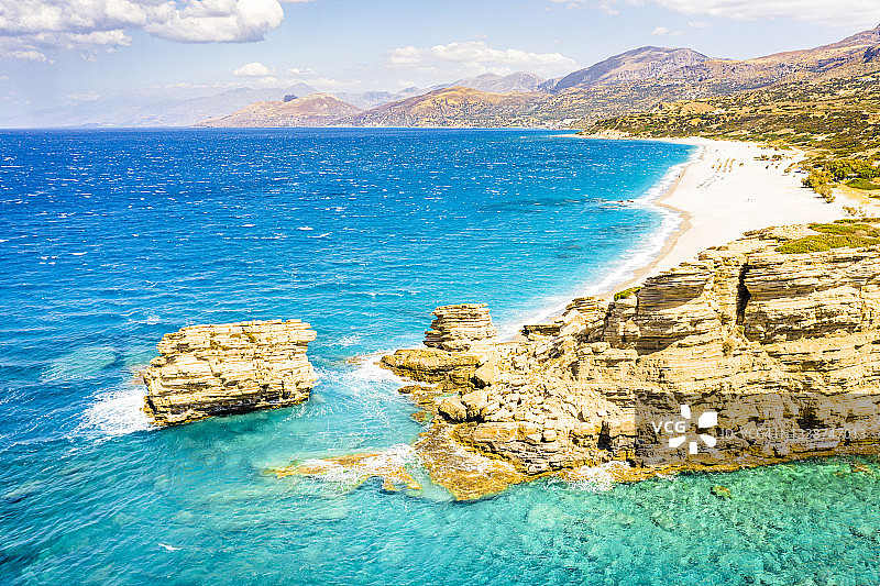 希腊克里特岛，水晶海边的悬崖和细沙海滩图片素材