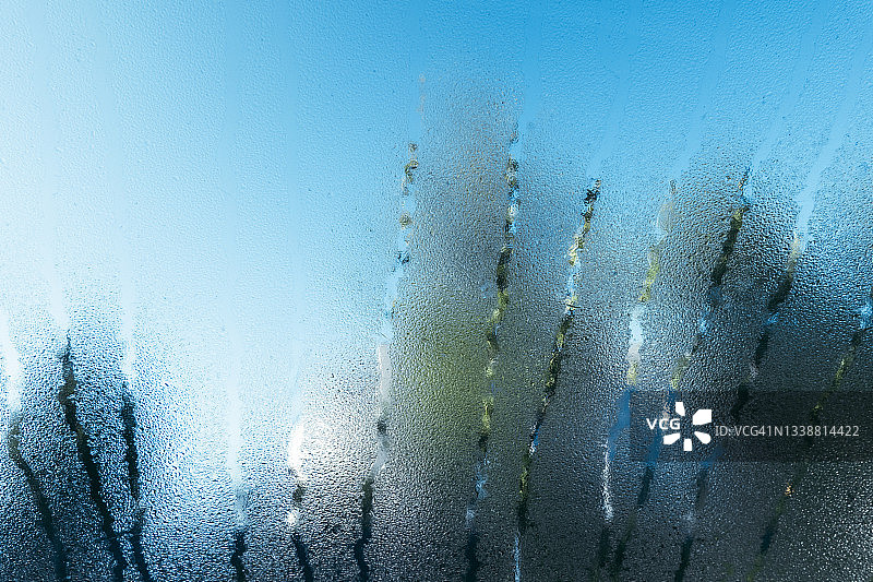 清晨，露水洒在车窗上图片素材