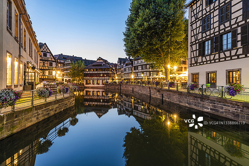 法国，下莱茵，斯特拉斯堡，黄昏时分，半木质房屋在小弗朗西里尔河运河上的倒影图片素材