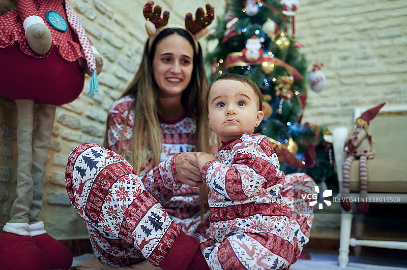 妈妈和女儿穿着圣诞衣服在家图片素材