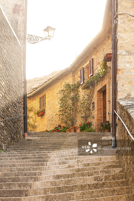 意大利翁布里亚省佩鲁贾省阿西西风景如画的街道图片素材