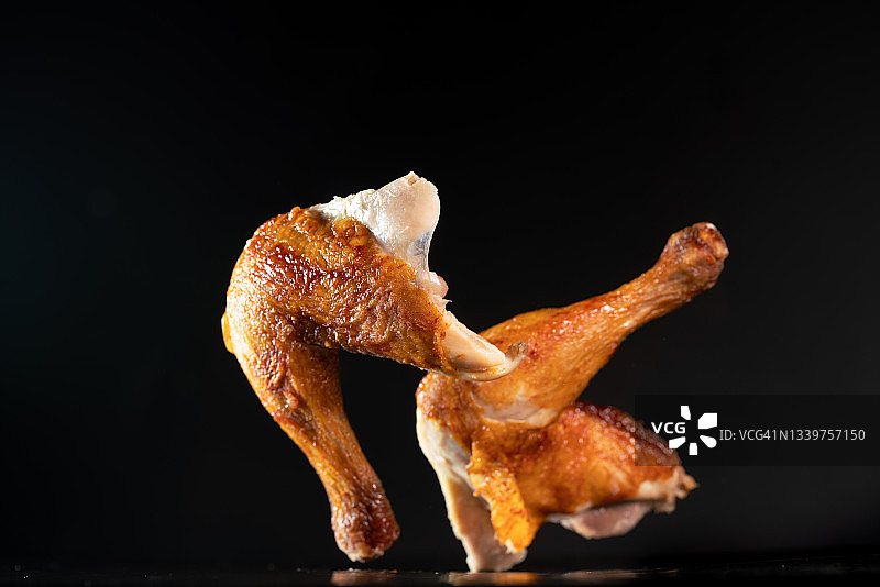 烤鸡大腿在空中飞行，捕捉高速同步。图片素材