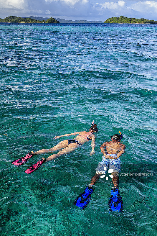 年轻夫妇在菲律宾东海浮潜图片素材