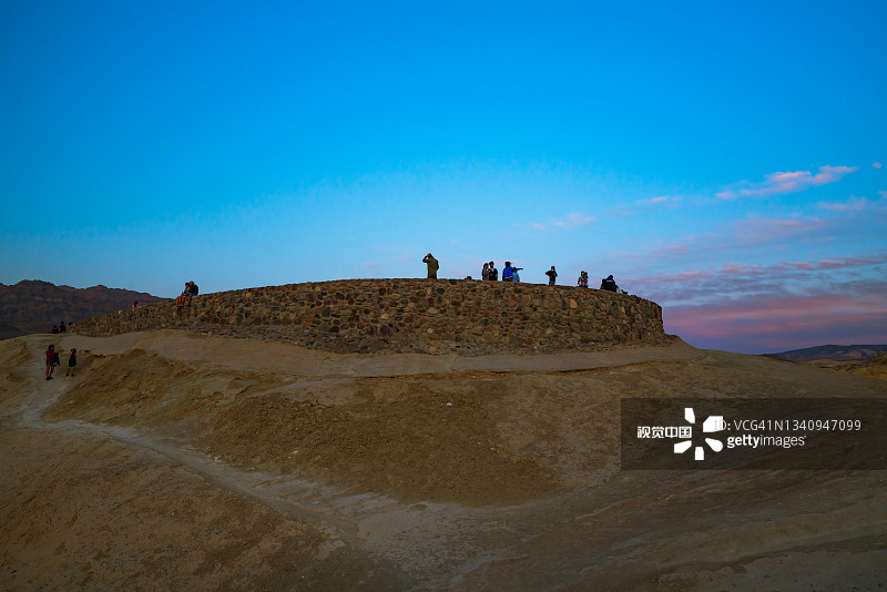 扎布里斯基日落点，死亡谷国家公园最受欢迎的日落景点之一。游客可以俯瞰山谷。图片素材