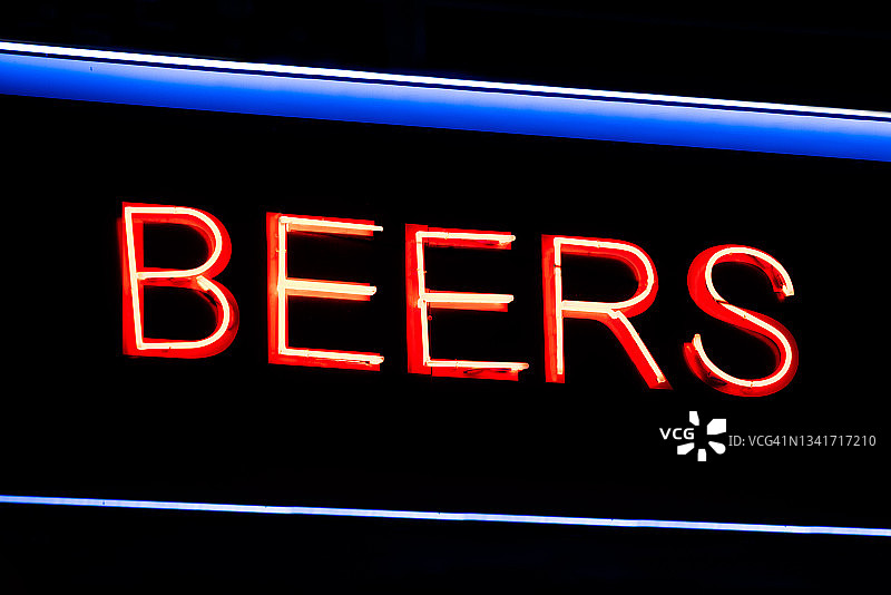 啤酒的红色霓虹灯标志图片素材