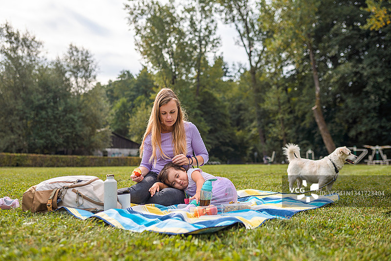 女儿和母亲在公园野餐图片素材