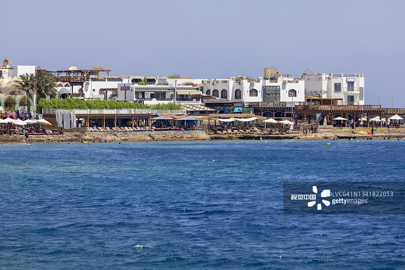 红海海岸，看沙滩和大道的餐厅和酒店，达哈卜，埃及图片素材