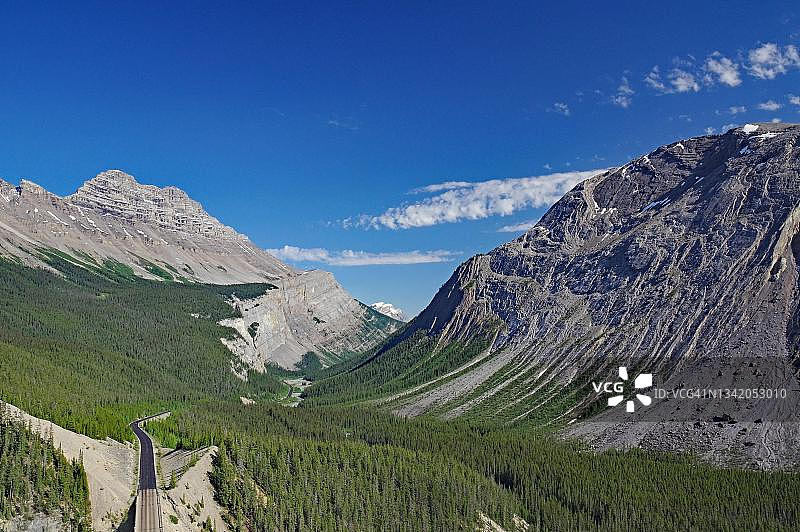 高山，山谷中的道路，野生景观，班夫国家公园，落基山脉，阿尔伯塔，加拿大图片素材