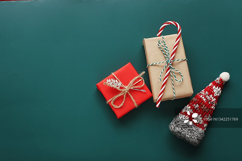 圣诞贺卡与礼品盒上的绿色背景图片素材