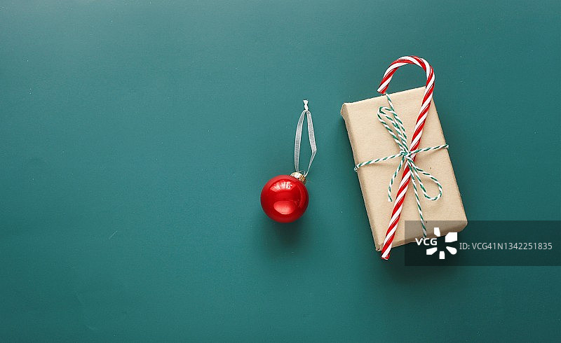 圣诞贺卡与礼品盒上的绿色背景图片素材