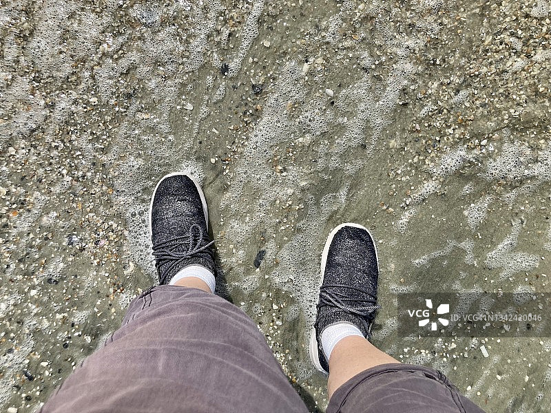 鞋脚在水边的POV镜头图片素材