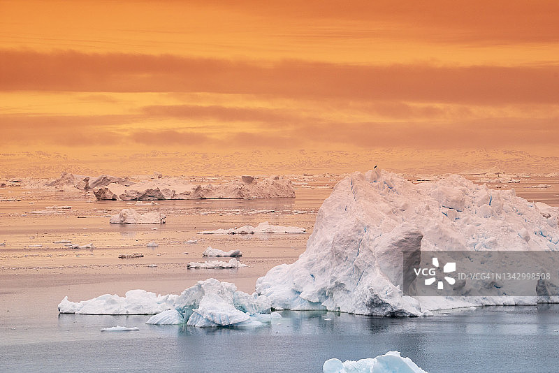 北极冰山北极海中的格陵兰岛。你可以很容易地看到冰山在水面上，在水面以下。图片素材