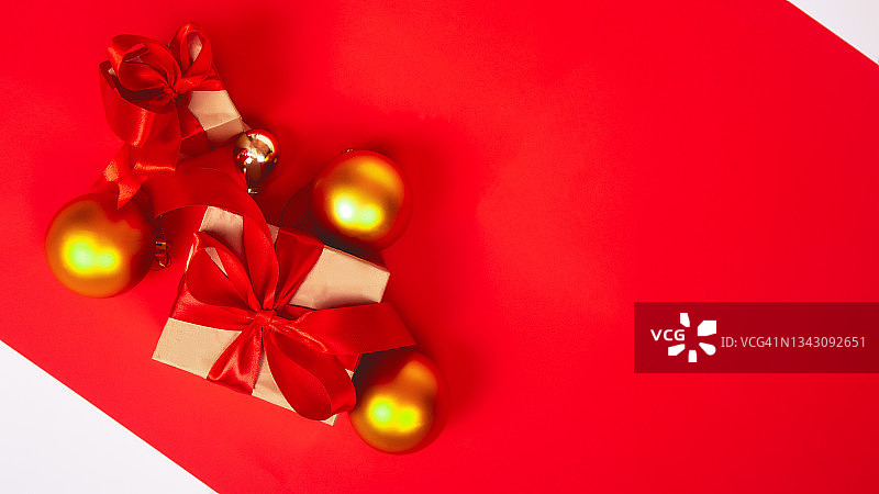 圣诞组成。礼物，红色的装饰品在彩色背景上。圣诞节、冬天、新年概念。平的。本空间图片素材