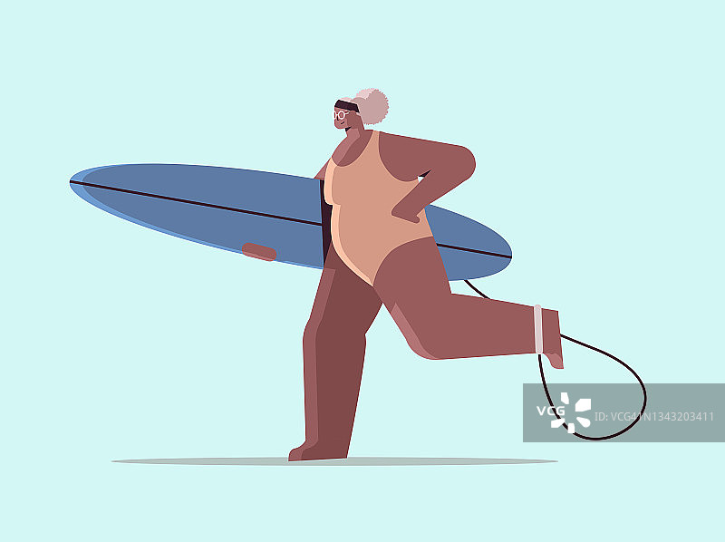 老年妇女与冲浪板持有冲浪板的非裔美国人夏季度假积极老年概念图片素材