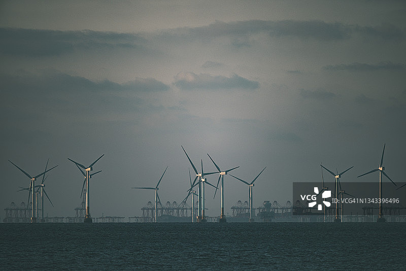 中国上海洋山港风力发电机组图片素材